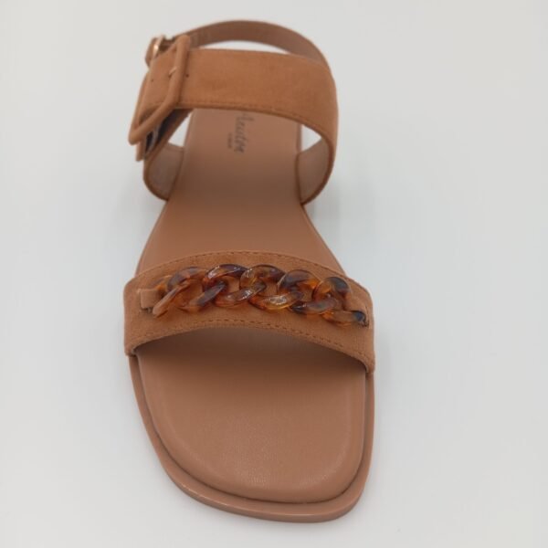 Alternative view of Sandales femme Aniston camel à boucle et détail chaîne – Pointure 39