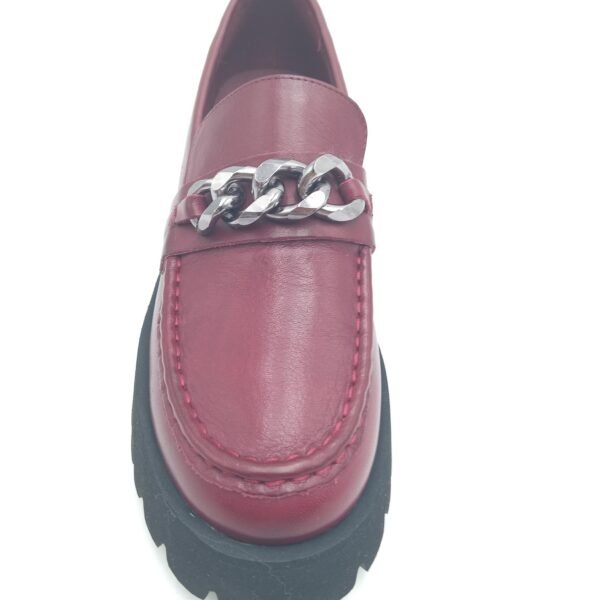 Mocassins cuir bordeaux femme Carmela avec chaîne métallique pointure 39 dessus